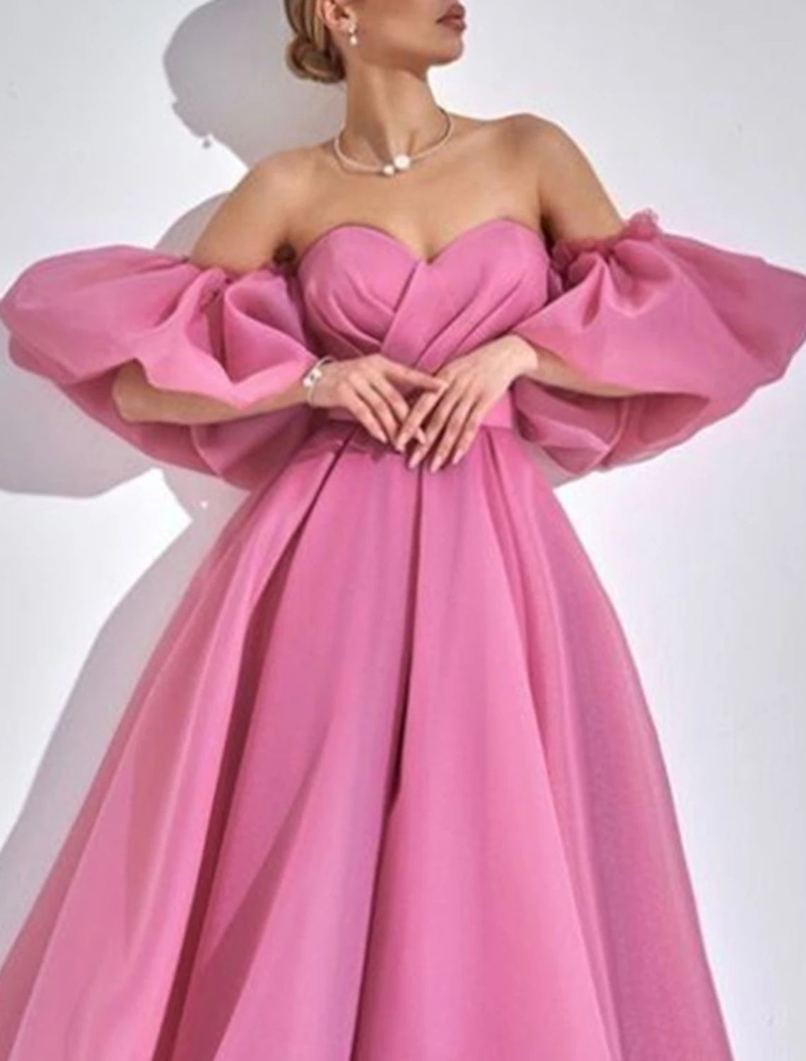 Abiti da cocktail a trapezio, eleganti, estivi, alla caviglia, a maniche corte, con spalle scoperte, in organza con arricciature.